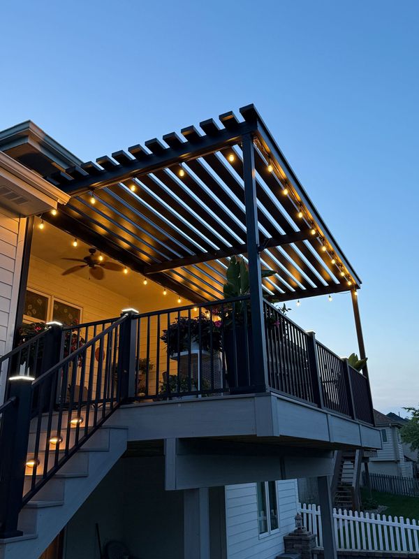 Single-level Trex composite deck with cable railing and built-in bench seating, Omaha, NE