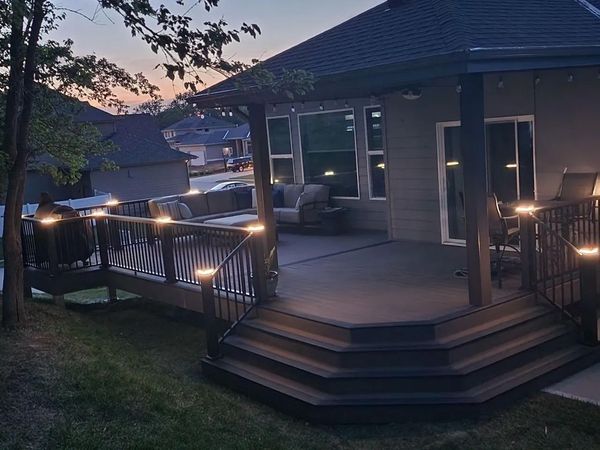 Single-level Trex Transcend deck with charcoal fascia and black metal balusters, Omaha, NE